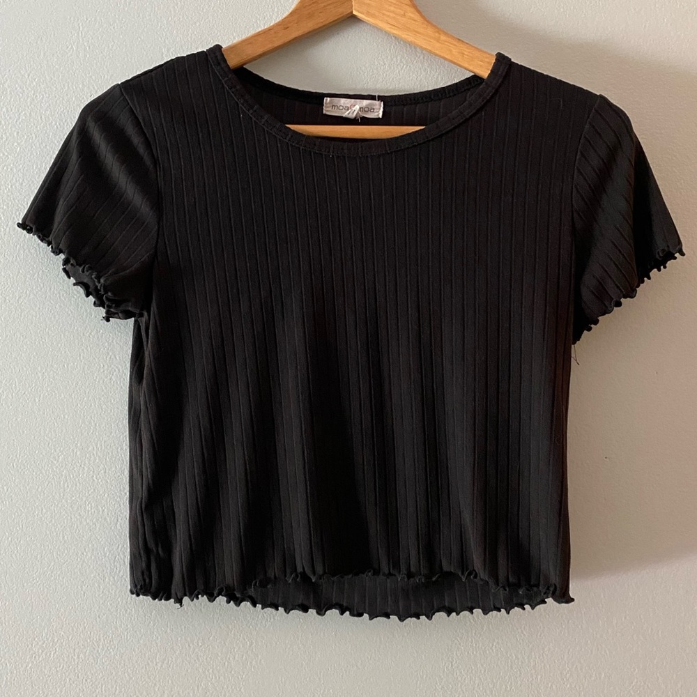 Juniors cropped black shirt